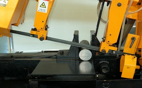 丰顺数控带锯床自动送料精度会出现偏差吗？