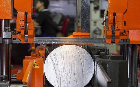 丰顺立式金属带锯床切削出现跑带故障解决方法！